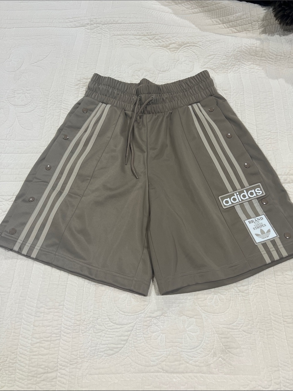 ADIDAS Adibreak shorts in Chalky Taupe Brown Breakaway shorts. size Medium